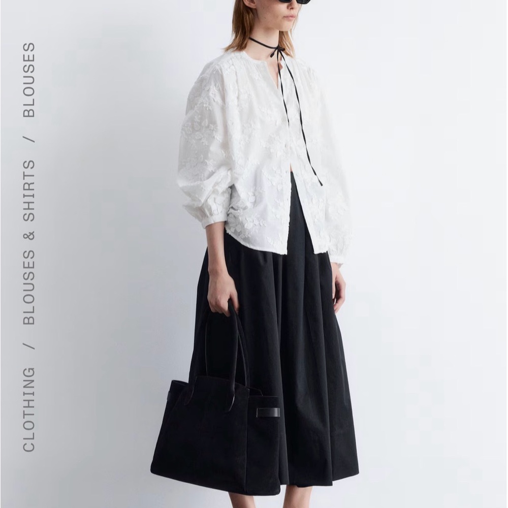 VOLUMINOUS FLORAL-APPLIQUÉ BLOUSE - Picture 2 of 7